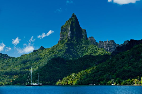 amazing view of green peaks in Mo'orea